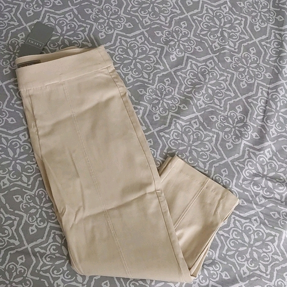 Laura Capri - Picture 1 of 3